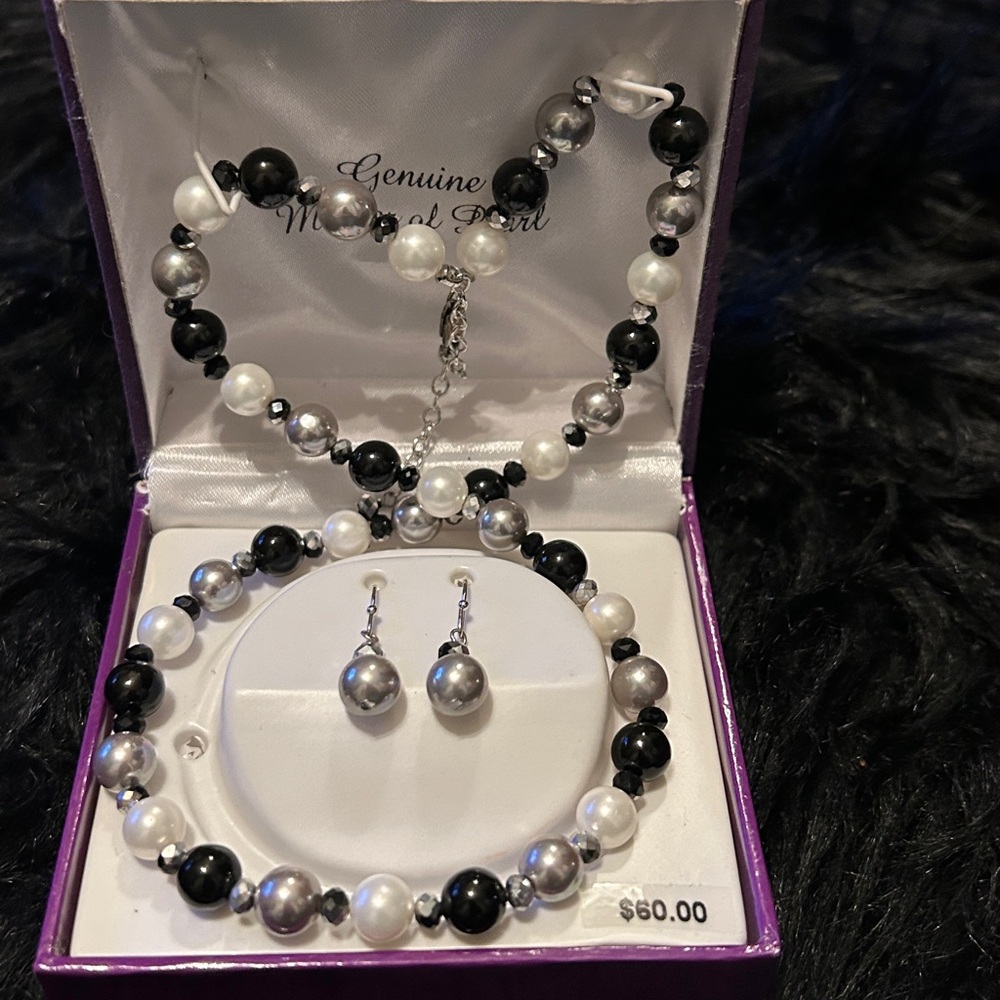 NWTS Kohl’s Genuine Mother of Pearl Necklace & Earrings Set